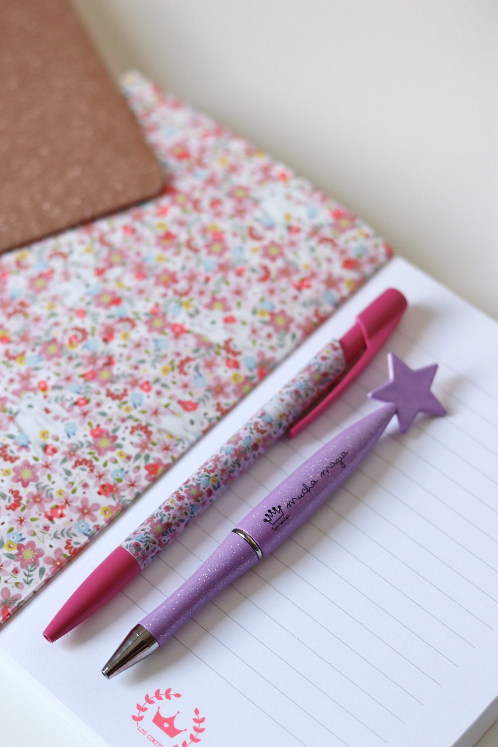 Bloc de notas y bolígrafo Liberty rosa - Imagen 3